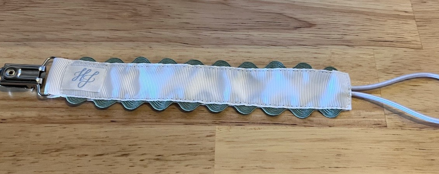 Scalloped Paci Clip